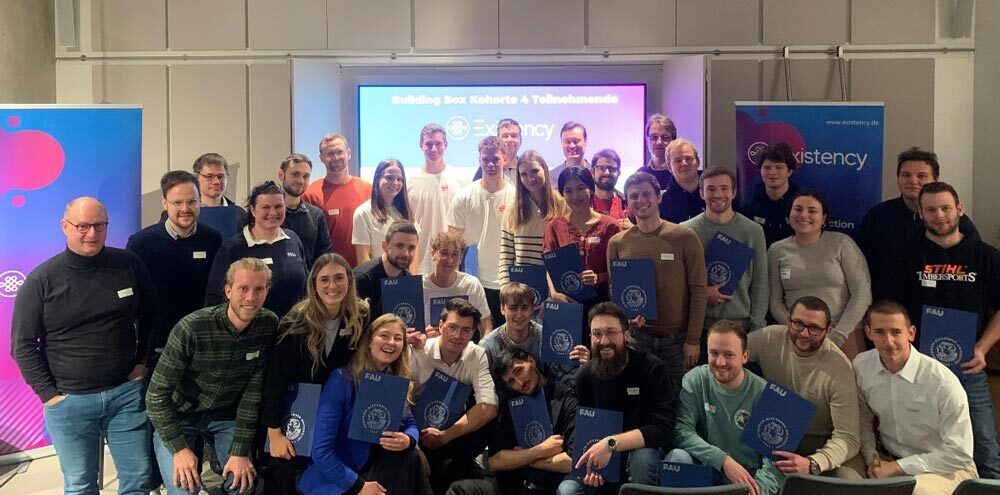 Bei einem Netzwerktreffen des Programms Existency machen die Teilnehmenden ein Gruppenfoto