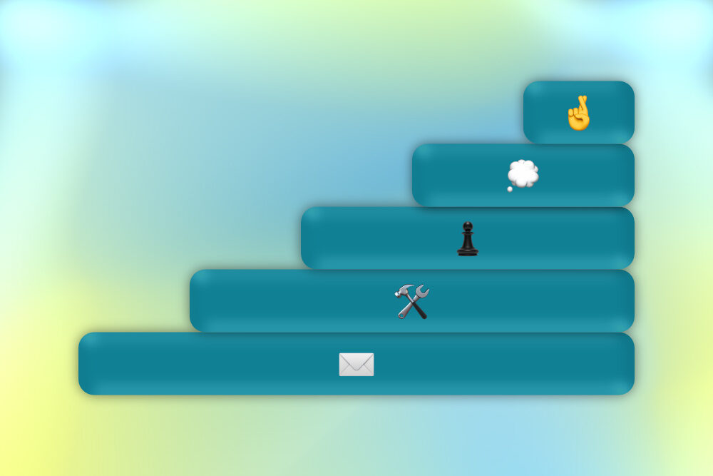 Fünf Balken liegen pyramidenartig aufeinander, um die 5 Strategien zu symbolisieren.