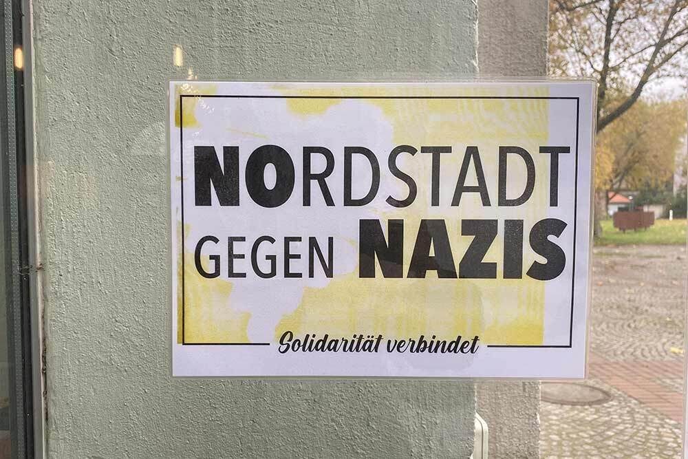 Auf dem Plakat steht "Nordstadt gegen Nazis. Solidarität verbindet."