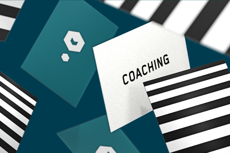 Pinke und türkise Karten mit dem Media Lab und dem Journalismus Lab Logo, unterbrochen von einer weißen Karte, auf der Coaching geschrieben steht.