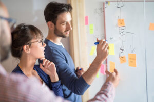Mitarbeitende eines Startups beim Design-Thinking-Prozess.