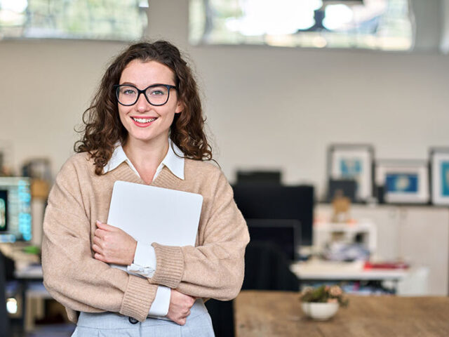 Junge Volontärin in einer Redaktion