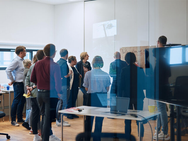 Frau leitet ein agiles Leadership-Meeting
