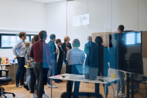 Frau leitet ein agiles Leadership-Meeting